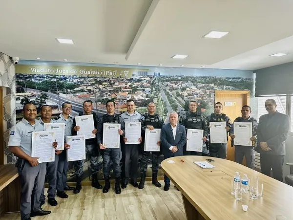 Câmara Municipal homenageia policiais militares com moção de aplausos