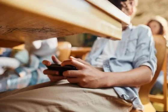Proibição de celular por estudantes nas salas de aula avança na Câmara O uso em sala de aula será autorizado sob a orientação dos professores para evitar distrações